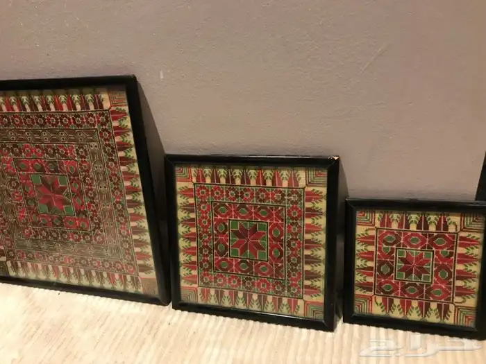 3 لوحات بداخلها نقشات يدوية 0