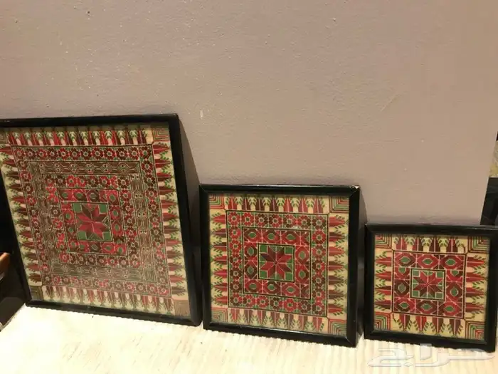 3 لوحات بداخلها نقشات يدوية 1