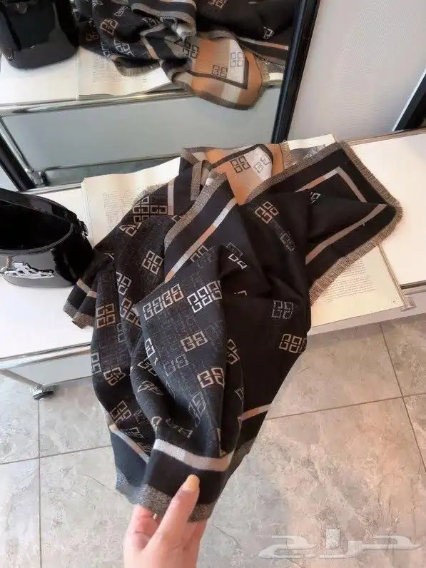 شنط وشوزات وسكارفات درجه اولى 25