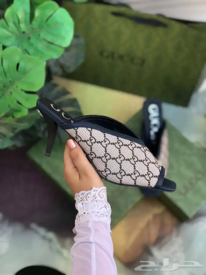 شنط وشوزات وسكارفات درجه اولى 38