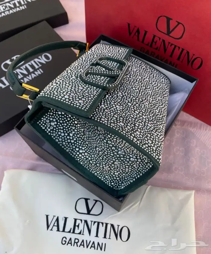 شنط وشوزات وسكارفات درجه اولى 92