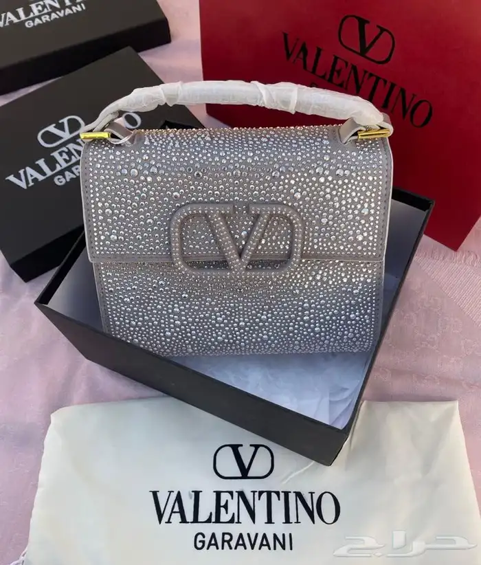 شنط وشوزات وسكارفات درجه اولى 91