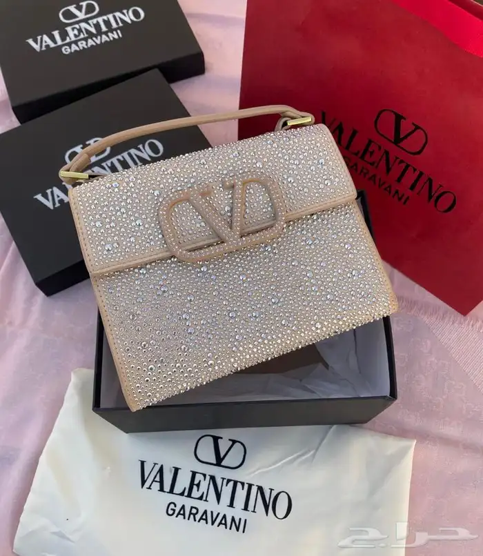 شنط وشوزات وسكارفات درجه اولى 90