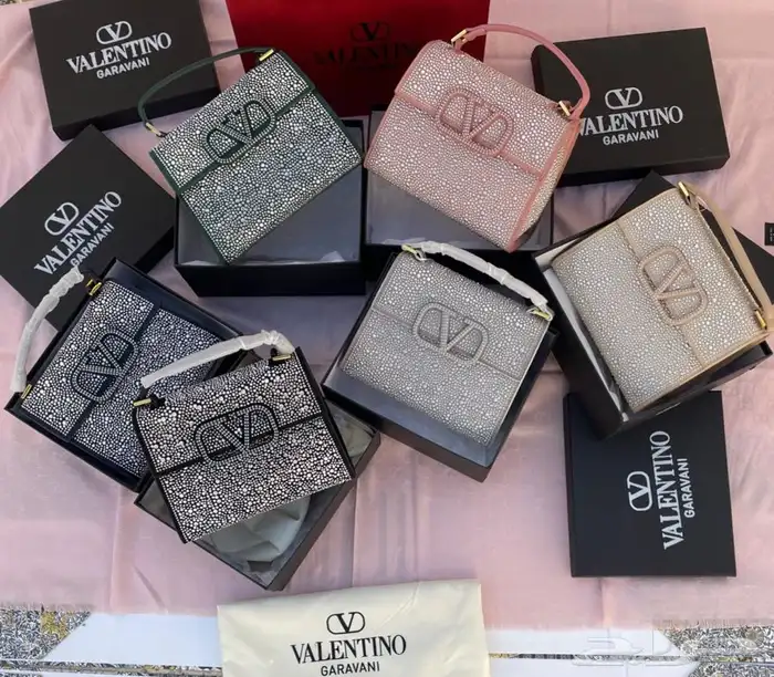 شنط وشوزات وسكارفات درجه اولى 68