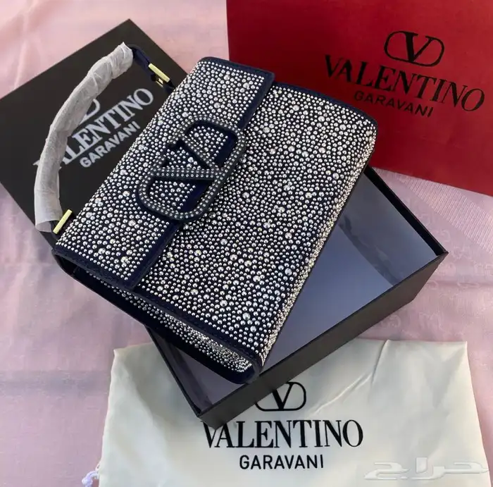 شنط وشوزات وسكارفات درجه اولى 94