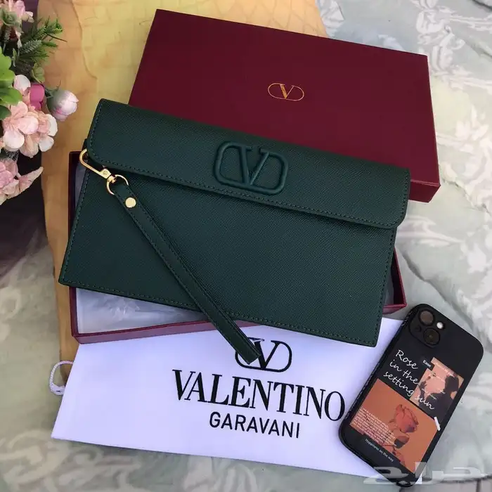 شنط وشوزات وسكارفات درجه اولى 70