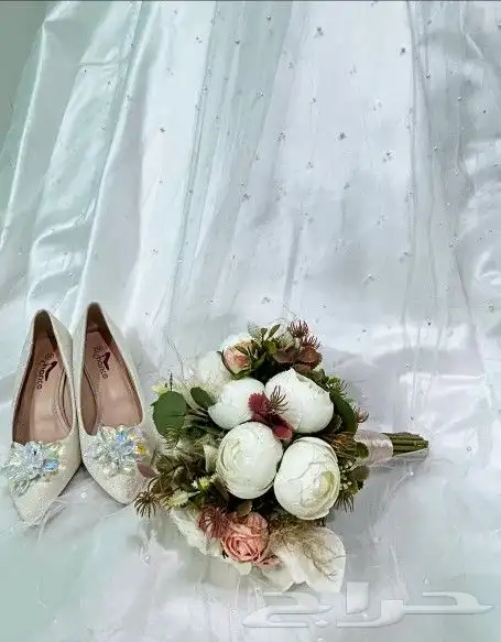 فستان زواج وملكه ومسكه وحذاء 2