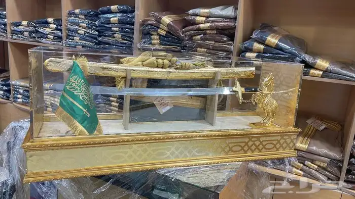 هدية بشت وسيف درع زوج ترقية تقاعد جنبية عطورات دروع 39