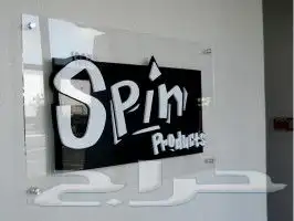 لوحات اكليريلك تضيف بريق خاصك لمكتبك 2