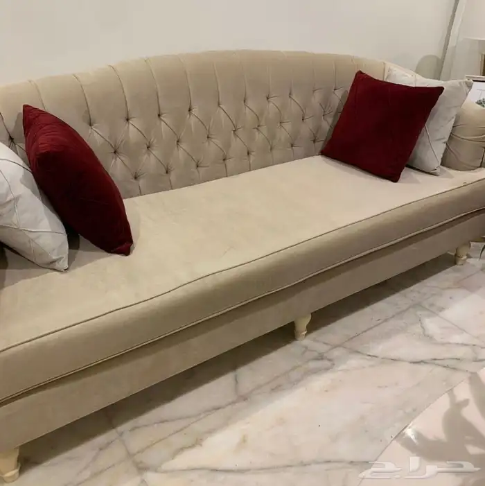 كنب نظيف جدا  وجميل حبيتين وسط وحبه كبيره 1