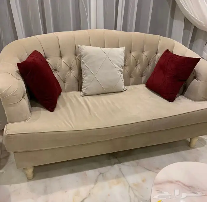 كنب نظيف جدا  وجميل حبيتين وسط وحبه كبيره 0