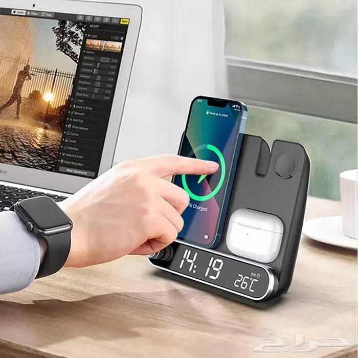 قاعدة شحن لاسلكي أيفون 3 في 1 مع منبه رقمي 6