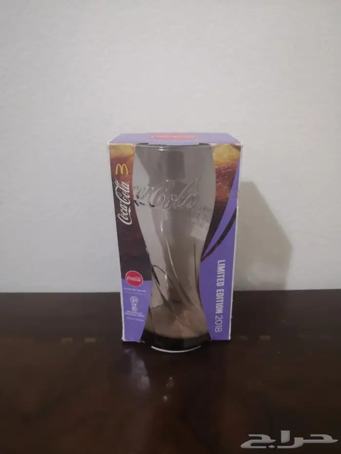 كأسين زجاجين لشركة كوكاكولا بإصدارين مختلفين قديمين .. 1