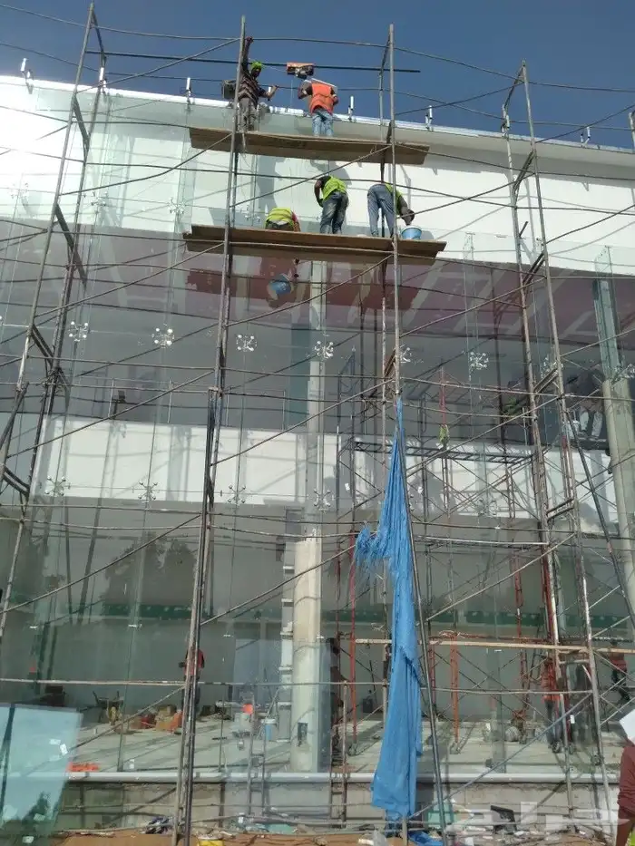 لجميع انواع الزجاج السكريت والصيانة البواب 1