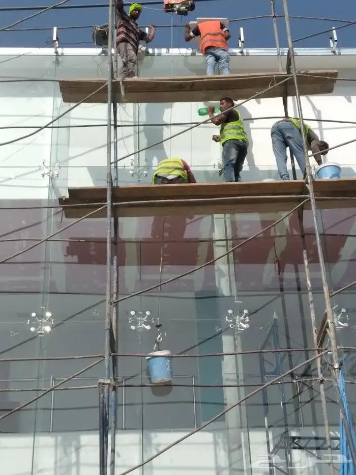 لجميع انواع الزجاج السكريت والصيانة البواب 0