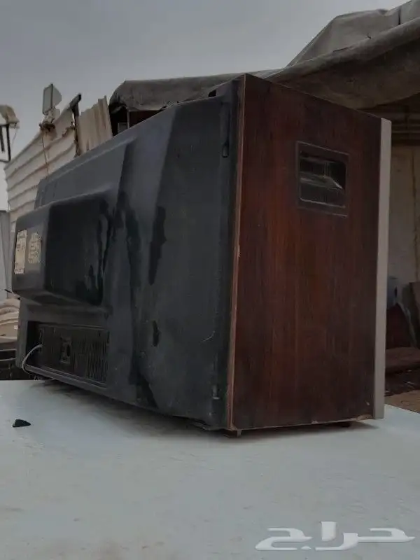 تلفزيونات تراثيه قديمه وصحون غضار مخزنه ومسجل جمس تراثي 3