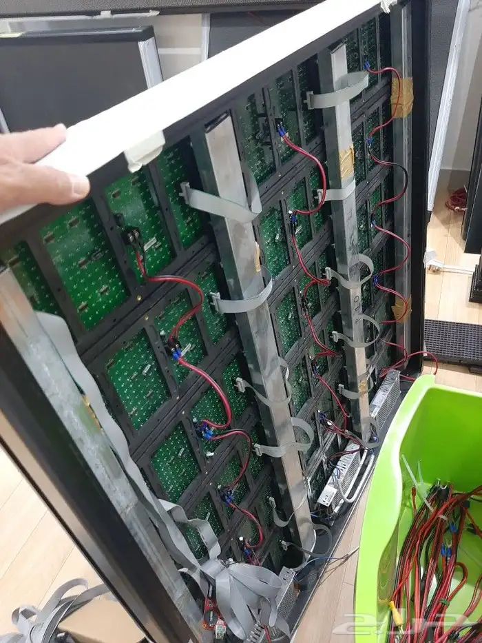 صيانه وإصلاح جميع شاشات المحطات والدعاية 9