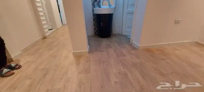 معلم تركيب موكيت عشب صناعي مشمع نجيله بدل خشب 9