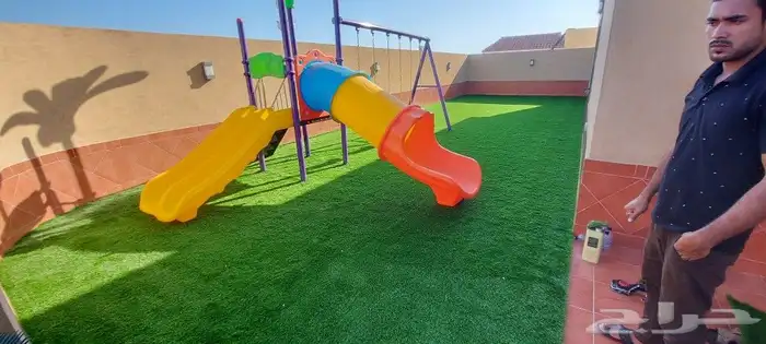 معلم تركيب موكيت عشب صناعي مشمع نجيله بدل خشب 26