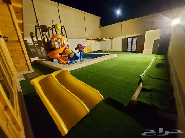 معلم تركيب موكيت عشب صناعي مشمع نجيله بدل خشب 27