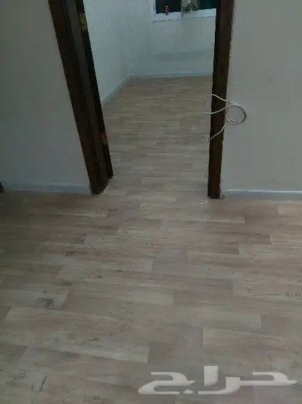 معلم تركيب موكيت عشب صناعي مشمع نجيله بدل خشب 11