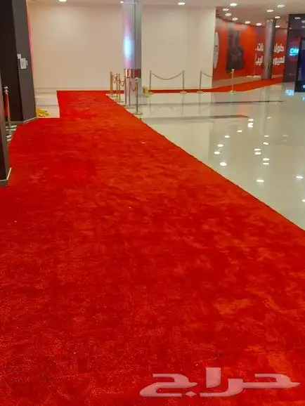 معلم تركيب موكيت عشب صناعي مشمع نجيله بدل خشب 3