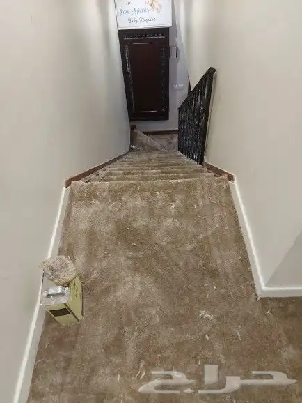 معلم تركيب موكيت عشب صناعي مشمع نجيله بدل خشب 7