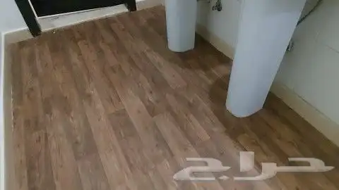 معلم تركيب موكيت عشب صناعي مشمع نجيله بدل خشب 1