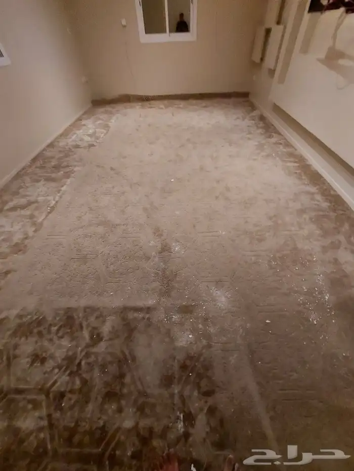 معلم تركيب موكيت عشب صناعي مشمع نجيله بدل خشب 8