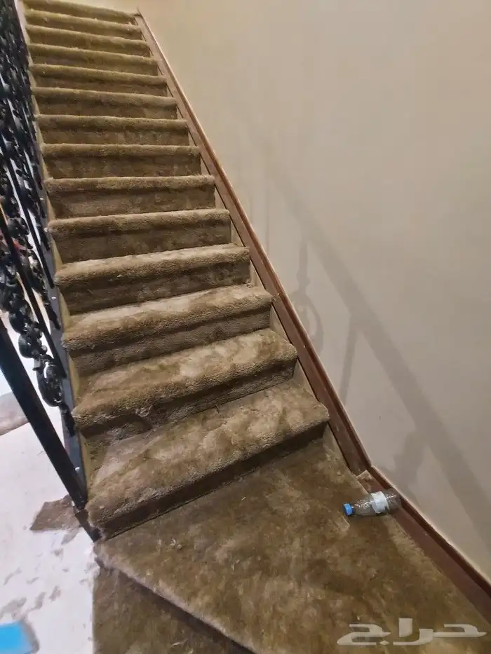 معلم تركيب موكيت عشب صناعي مشمع نجيله بدل خشب 6