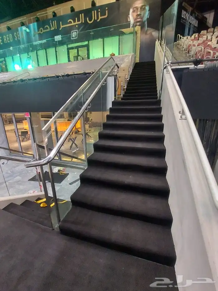 معلم تركيب موكيت عشب صناعي مشمع نجيله بدل خشب 2