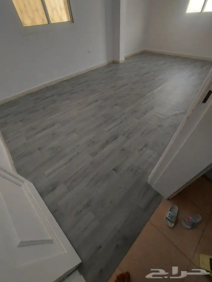 معلم تركيب موكيت عشب صناعي مشمع نجيله بدل خشب 5