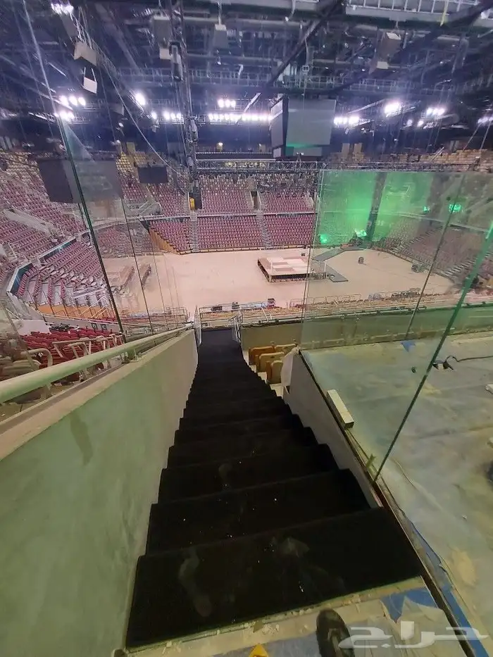 معلم تركيب موكيت عشب صناعي مشمع نجيله بدل خشب 4