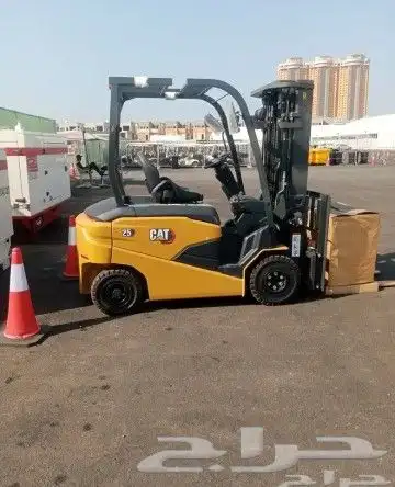 تاجير معدات ثقيلة رافعات شوكية فوركلفيت سكين 8