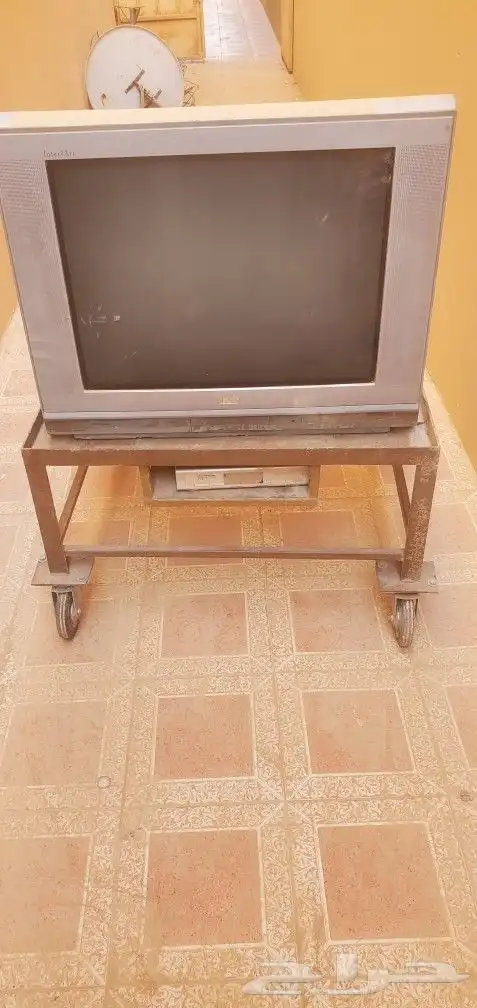 تلفزيون البيع جديد مع الريموت وطاوله 0