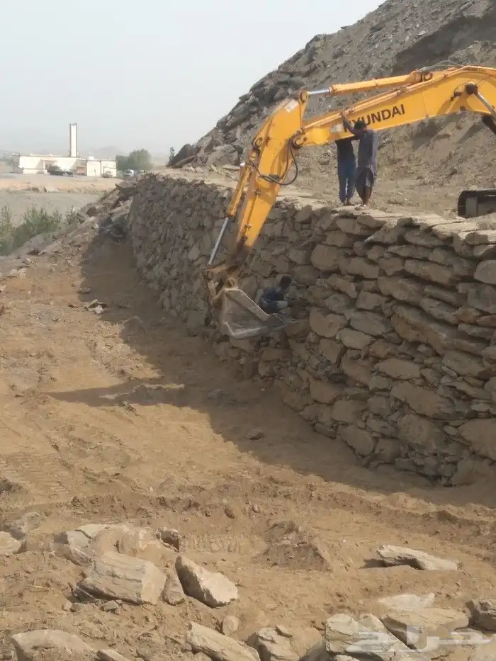 بوكلين لقص الاراضي وبناالحجروهدم وردميات 3