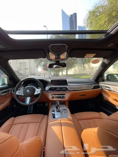 BMW 740i 2022 للايجار في دبي 4