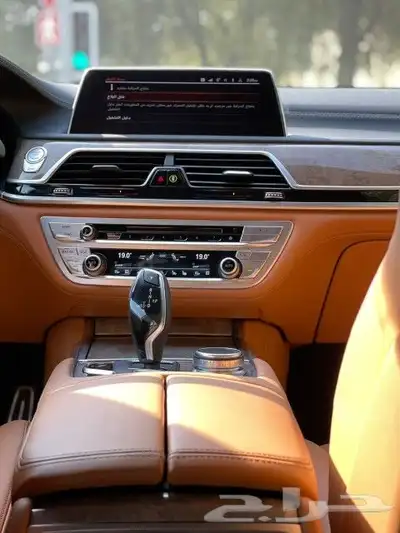 BMW 740i 2022 للايجار في دبي 5