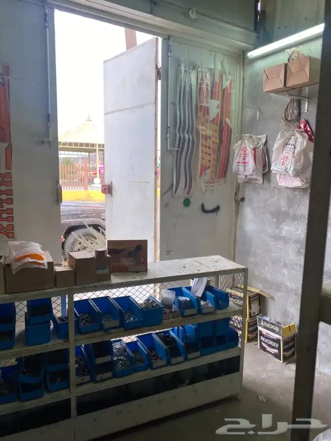 محل قطع غيار للبيع سيارات قديمة 2