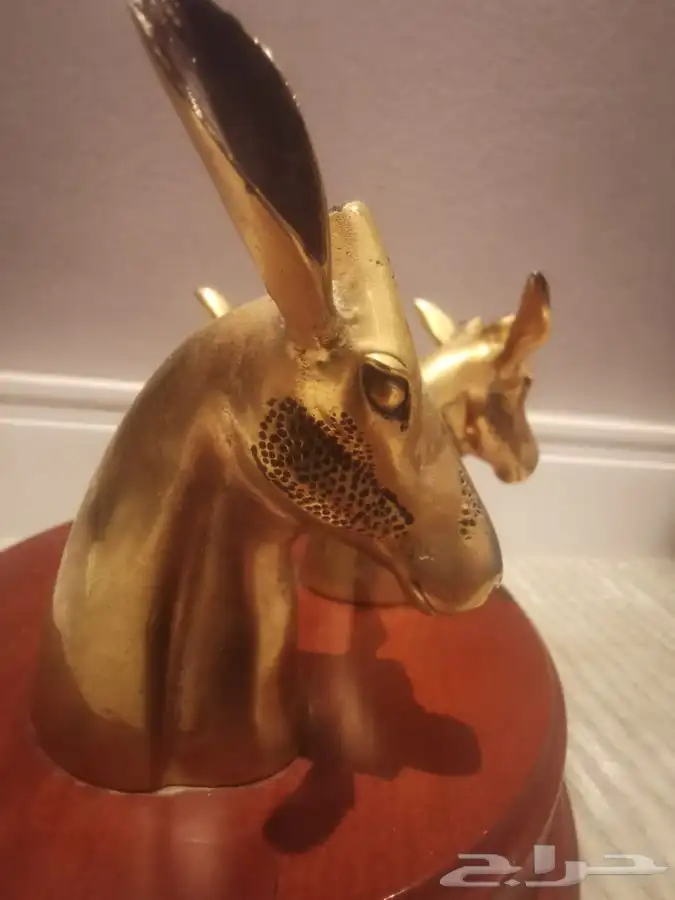 مجسم مصنوع من النحاس و قاعدة خشبيه 2