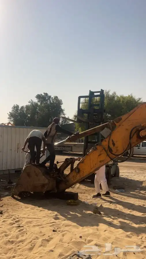 ميكانيكي ورشه معدات ثقيله 2