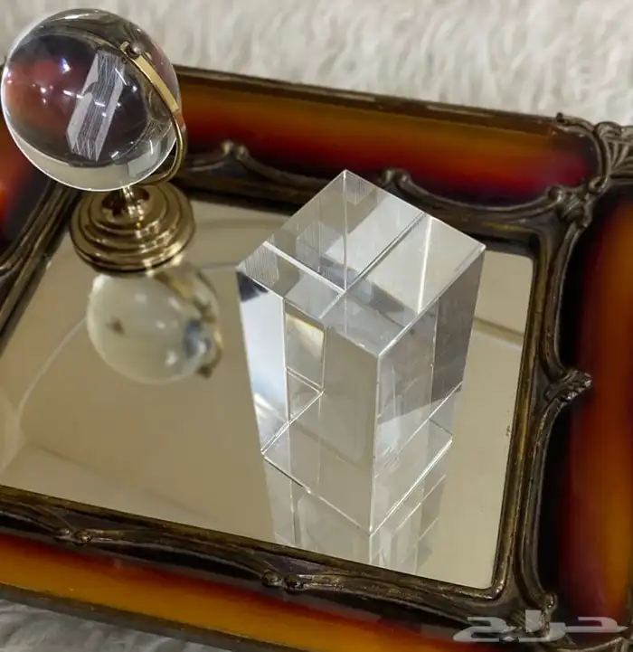 تحف كورة ارضية ومكعب ثلاثي الابعاد وصحن مرايا . 1