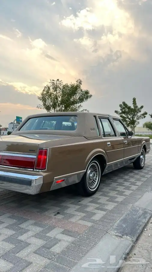 لينكون تاون كار كلاسيك 1986 بحالة المصنع وكالة ( تم البيع ). 20