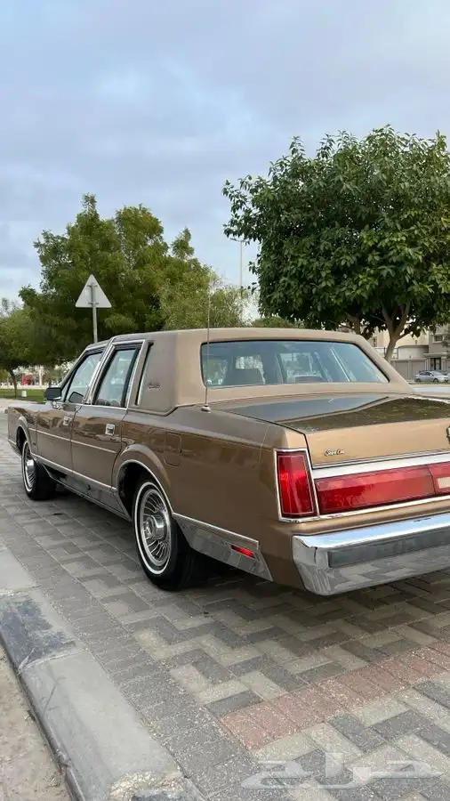 لينكون تاون كار كلاسيك 1986 بحالة المصنع وكالة ( تم البيع ). 9