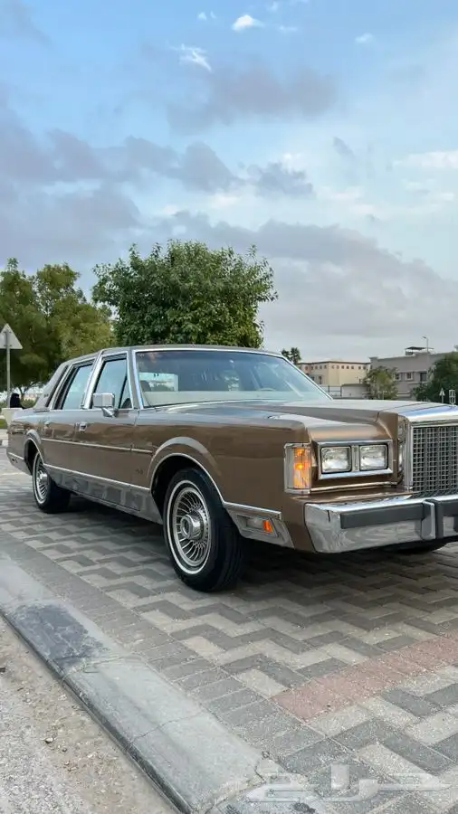 لينكون تاون كار كلاسيك 1986 بحالة المصنع وكالة ( تم البيع ). 19