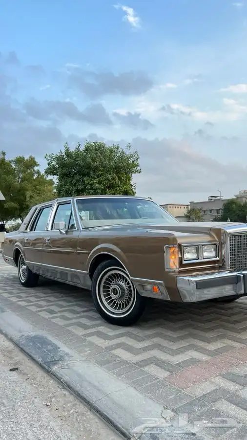 لينكون تاون كار كلاسيك 1986 بحالة المصنع وكالة ( تم البيع ). 13