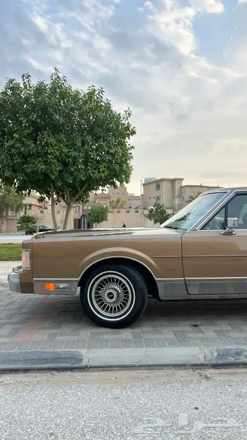 لينكون تاون كار كلاسيك 1986 بحالة المصنع وكالة ( تم البيع ). 3