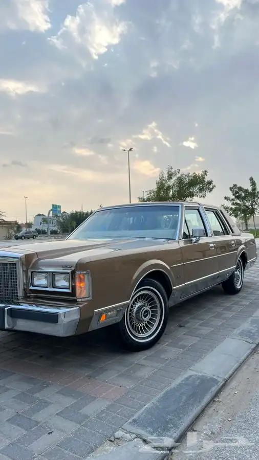 لينكون تاون كار كلاسيك 1986 بحالة المصنع وكالة ( تم البيع ). 0