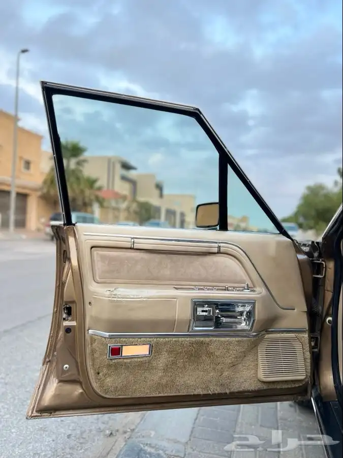 لينكون تاون كار كلاسيك 1986 بحالة المصنع وكالة ( تم البيع ). 37