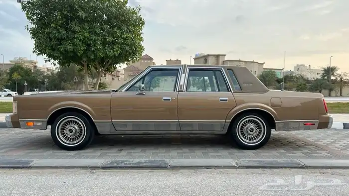 لينكون تاون كار كلاسيك 1986 بحالة المصنع وكالة ( تم البيع ). 10
